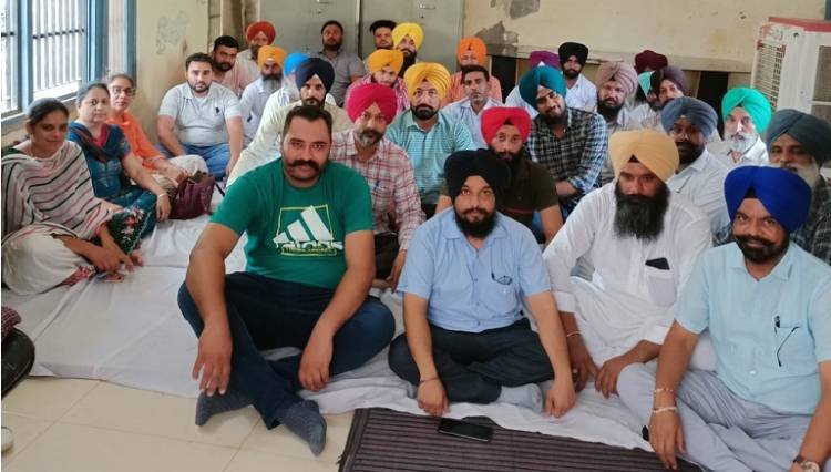 ਪੰਚਾਇਤ ਸਕੱਤਰ ਅਤੇ ਗ੍ਰਾਂਮ ਸੇਵਕਾਂ ਵੱਲੋਂ ਬਲਾਕ ਦਫ਼ਤਰ ਚੋਹਲਾ ਸਾਹਿਬ ਵਿਖੇ ਵਿਸ਼ਾਲ ਧਰਨਾ। ਪਿੰਡਾਂ ਦੇ ਵਿਕਾਸ ਕਾਰਜ ਠੱਪ